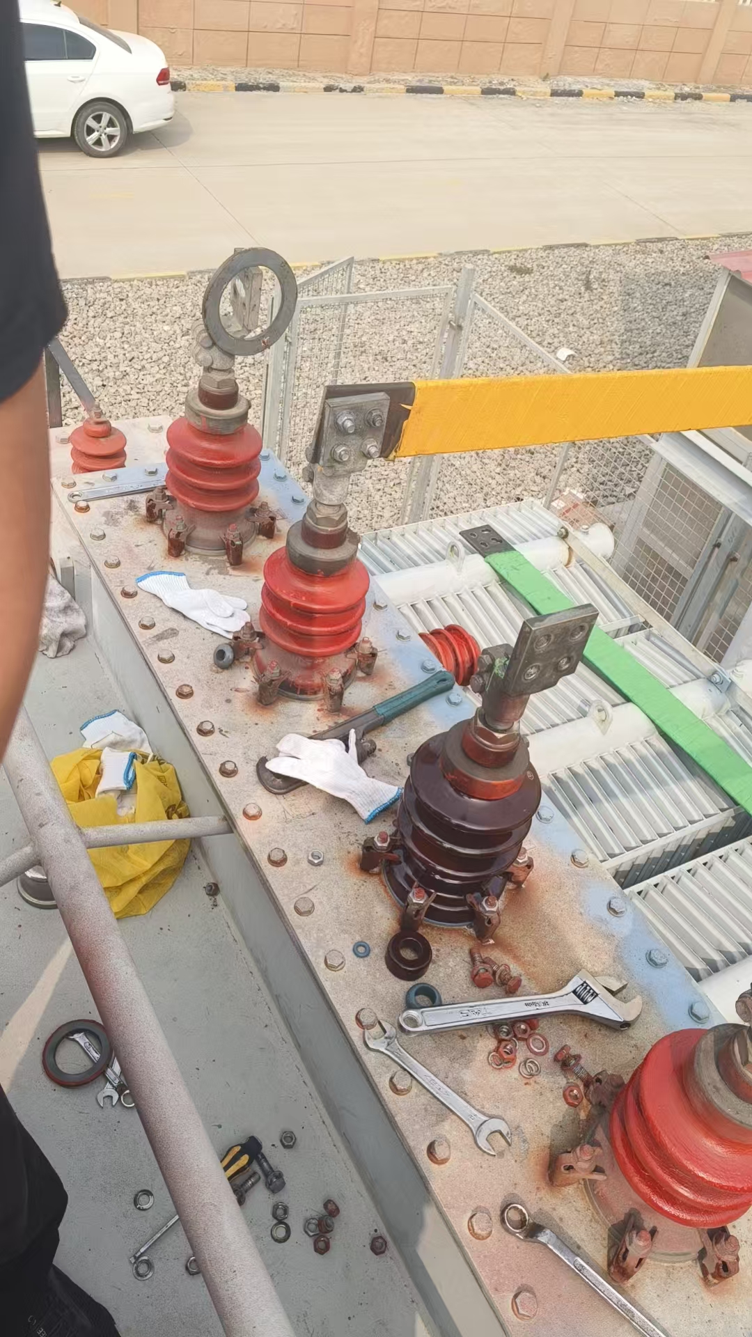 泰安光伏现场35KV变压器低压瓷瓶的更换