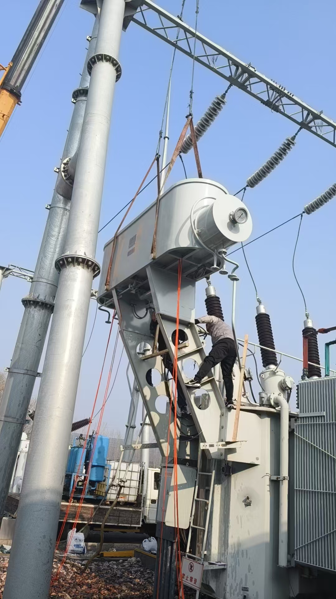 微山采煤沉陷区50MW光伏  主变更换油枕及中性点升高座垫片更换 现场服务