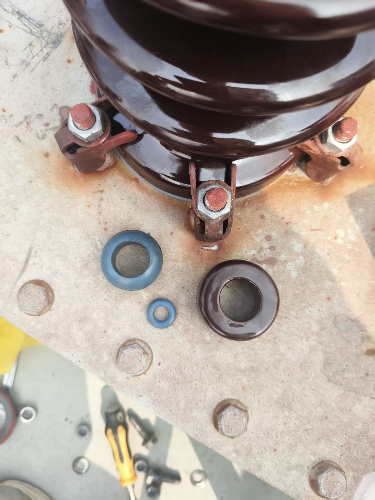 泰安光伏现场35KV变压器低压瓷瓶的更换